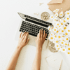 Frau tippt auf Laptop
