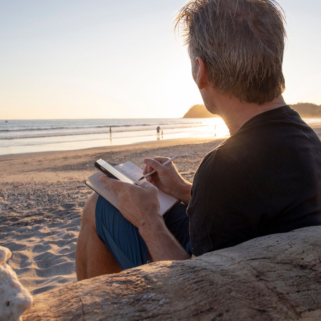 Journaling im Beruf Mann mit Notizbuch