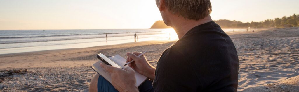 Was ist Journaling im Beruf Mann mit Notizbuch